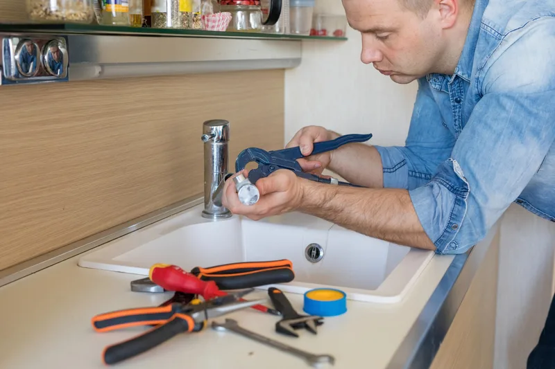 Plombier professionnel en dépannage — Ateliers Plombier Paris 17, Paris 17e